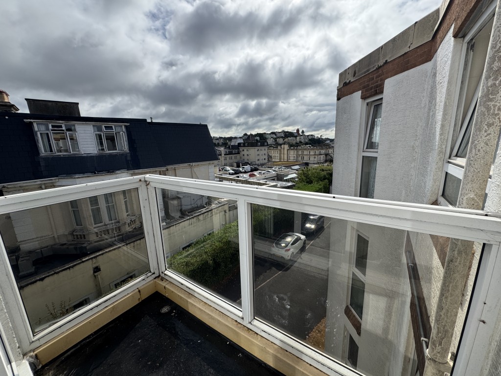 Lot: 12 - RETIREMENT APARTMENT WITH SEA VIEWS - Balcony